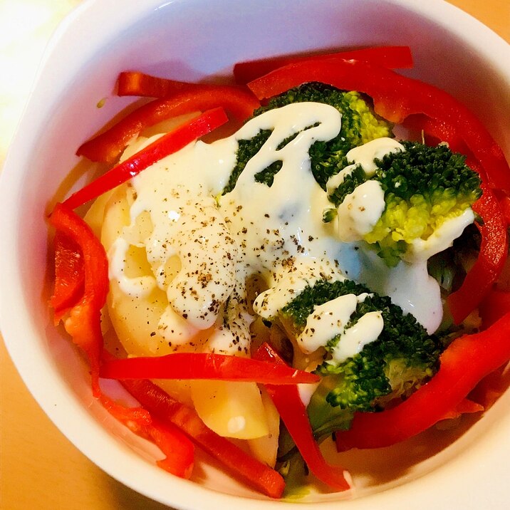 赤白緑のいろどり温野菜サラダ●マヨーグルトソース